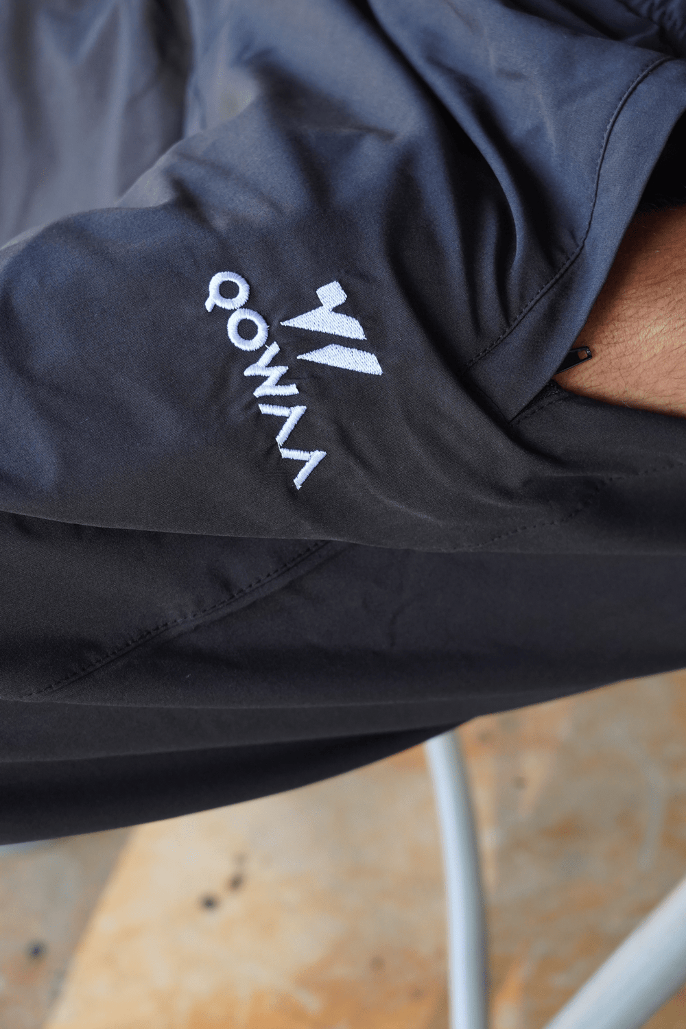 Pantacourt de bain noir, logo Qowaa